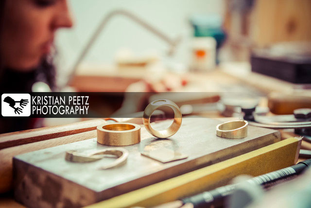 Goldsmith working on wedding rings "Mokume Gane"-Style - Copyright: Kristian Peetz