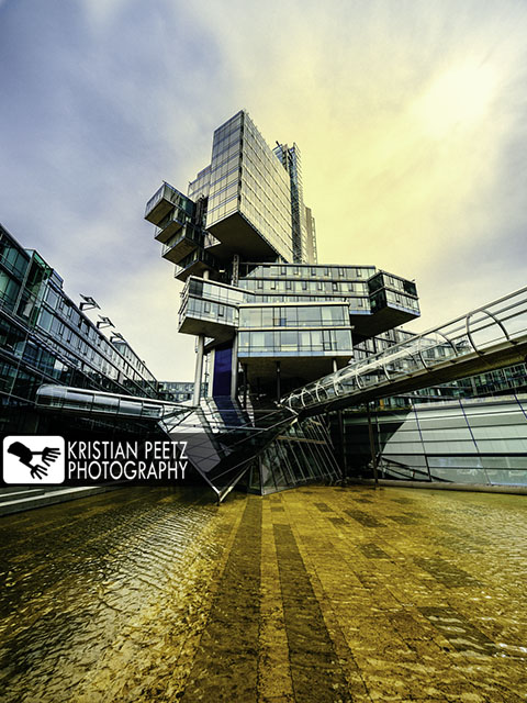 Deutschland, Hannover, Blick auf das futuristische Gebäude der Nord LB.