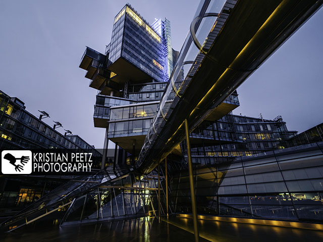 Deutschland, Hannover, Blick auf das futuristische Gebäude der Nord LB bei Nacht.